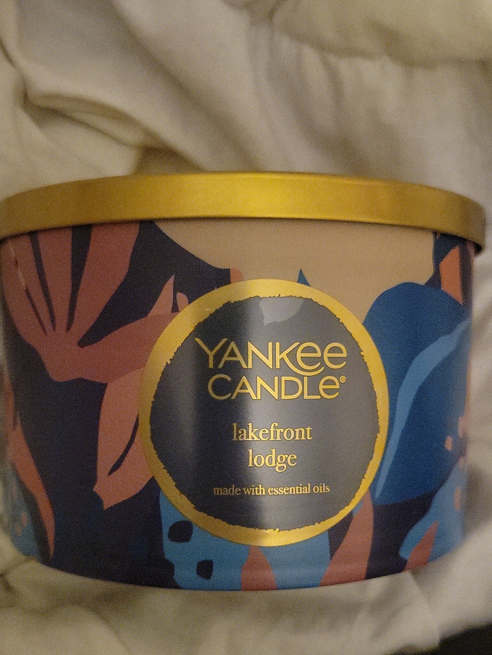 Yankee Candle Lakefront Lodge Tin - Blue, Navy, Gold, Pink